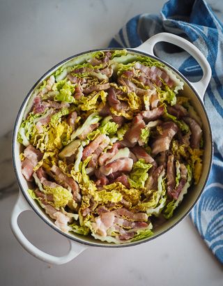 Mille Fuelle Nabe, Cabbage Pork Recipes, Mille Feuille Nabe, Sliced Pork Belly, Cabbage Pork, Japanese Hot Pot, Dumpling Dipping Sauce, Le Creuset Recipes, Hot Pot Recipe