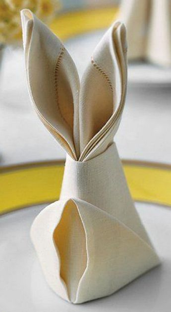 Easter Napkin Folding, Bunny Napkin Fold, Fancy Napkin Folding, Diy Osterschmuck, Easter Dinner Table, Creative Napkins, Easter Napkins, Bunny Napkins, Diy Napkins