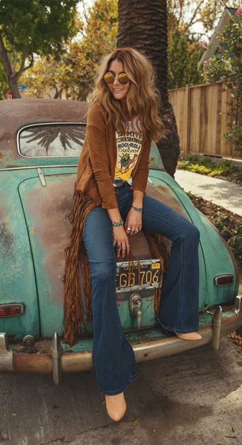 Mi temporada de favorita definitivamente es el otoño, ya que el frío se empieza a sentir pero todavía puedes usar ropa ligera. Por eso aquí te dejamos estos 10 outfits boho chic para otoño. #outfits #outfitsenotoño #temporadadefrio #BohoChic #Otoño #Moda #Belleza #Tendencia Surfergirl Style, Looks Hippie, Look Hippie Chic, Moda Hippie, Estilo Hippy, Fashion 70s, Mode Hippie, 70s Inspired Fashion, 70s Outfits