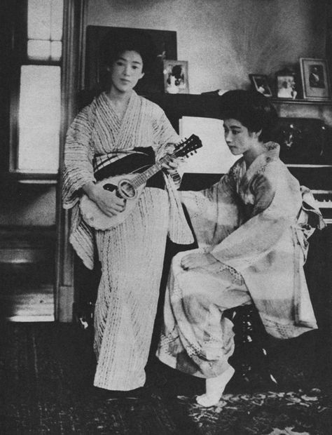 Kyoko and Isogo, the daughters of Lieutenant General Gaishi Nagaoka - late Meiji period - early Taisho period Taisho Period, The Younger Sister, Lieutenant General, Period Clothing, Meiji Period, Period Outfit, Younger Sister, Two Daughters, Historical Clothing