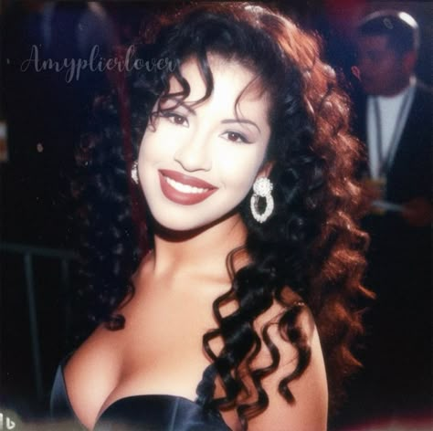 Selena Quintanilla Black Dress, Selena Quintanilla Bun Hairstyle, Selena Inspired Makeup, Selena Quintanilla Curly Hair, Selena Hairstyles Quintanilla, Selena Black And White, Selena Quintanilla Hair, Selena Halloween, Selena Aesthetic