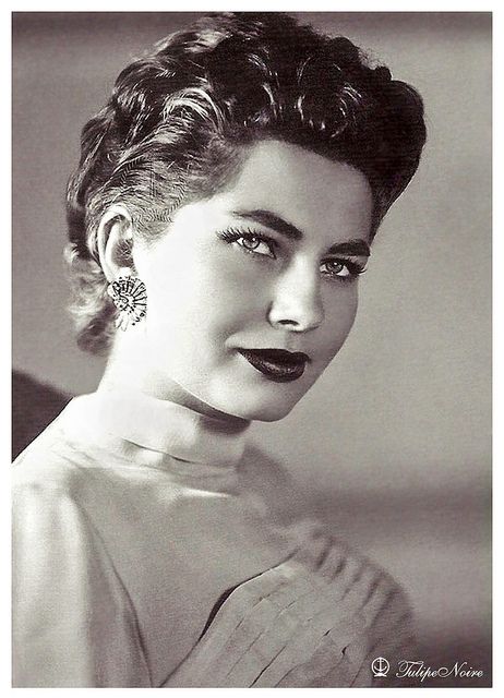 Dubbed the "Rose of Ispahan", the "Green-eyed Diva", or the "Persian Ava Gardner", Soraya Esfandiari Bakhtiari was a princess of exceptional beauty. She was one of the most coveted and photographed women of the 1950s. Mohamed Reza Pahlavi, Soraya Esfandiari, Queen Soraya, Persian Princess, Persian People, Persian Women, Farah Diba, Iran Culture, The Shah Of Iran