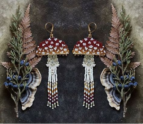 Winter Inspired Jewelry, Mushroom Beaded Earrings, Felt Jewellery, Beaded Diy, Beaded Designs, Seed Bead Jewelry Patterns, Seed Bead Crafts, Red Mushroom, Beadwork Designs