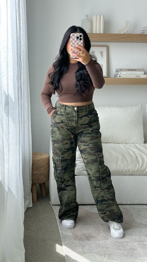 Baddie Camo Pants Outfit, Camo Jeans Outfit Winter, Cargo Pants Outfit Camouflage, Cano Cargo Pants Outfit, Styling Army Green Pants, Camo Cargo Pants Outfit Fall, Brown And Camo Outfit, Army Print Pants Outfit, How To Style Camo Pants Women