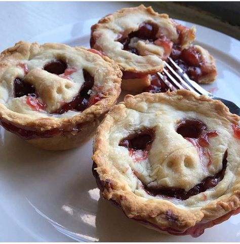 [homemade] my friend made spooky cherry pies Scary Cherry Pie, Scary Face Pie, Spooky Baked Goods, Halloween Cherry Pie, Horror Desserts, Scary Pie, Tarte Halloween, Creepy Pie, Spooky Pie