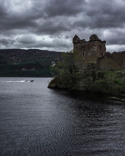 MyInstaScotland on Instagram: “Urquhart Castle, Loch Ness near Drumnadrochit  Urquhart Castle overlooks Loch Ness from the rocky promontory that it dominates and upon…” Urquhart Castle Loch Ness, Dunotter Castle, Unknown Creatures, Pictures Of Beautiful Places, Urquhart Castle, Scottish Mountains, Water Island, Bonnie Scotland, Loch Ness