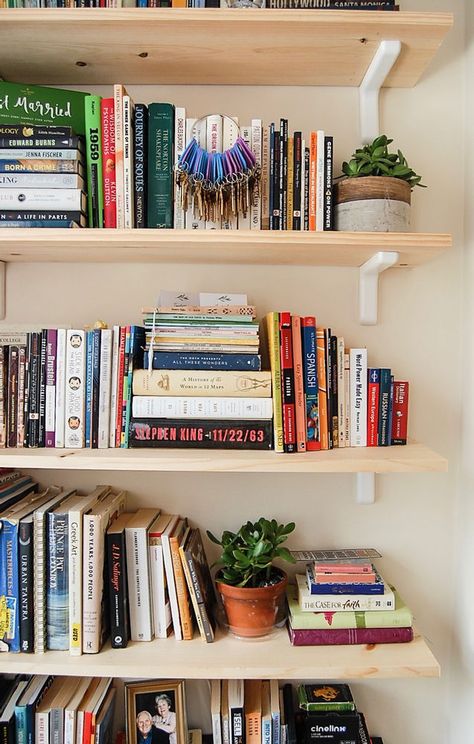 DIY: Simple Bookshelves to Liven Your Living Room Simple Bookshelves, Prosecco Bar, Simple Bookshelf, Home Library Rooms, Bookshelf Inspiration, Pine Shelves, Themed Bridal Shower, White Shelves, Diy Simple