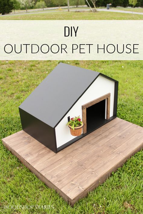 How adroable is this little DIY outdoor pet house with its wooden deck and black and white house? You can make it from a single sheet of plywood and some basic construction boards. Perfect size for outdoor cats or a small to medium sized dog. You can even build it for indoors for your household pets. Learn how to build it yourself with this video and free woodworking plans! Small Dog House Plans, Dog House With Deck, Small Dog House Outdoor, Outdoor Pet House, Diy Small Dog House, Diy Dog House Outdoor, Easy Dog House Diy Simple, Plywood Dog House, Pet House Design