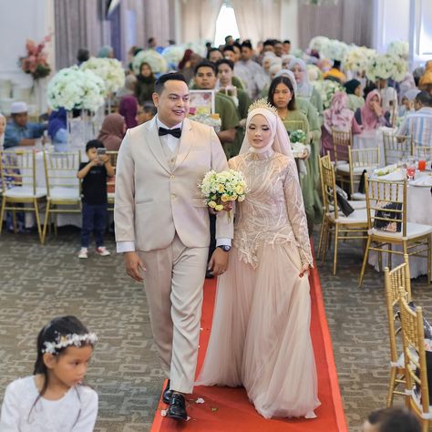 The Wedding of Bella & Arief Hall @asianagrandhall_cheras Makeup @weddingbyasiana Attire @weddingbyasiana 💝 𝗞𝗘𝗣𝗔𝗗𝗔 𝗕𝗔𝗞𝗔𝗟 𝗣𝗘𝗡𝗚𝗔𝗡𝗧𝗜𝗡 𝗬𝗔𝗡𝗚 𝗡𝗔𝗞 𝗠𝗔𝗝𝗟𝗜𝗦 𝗗𝗜 𝗗𝗘𝗪𝗔𝗡 𝗘𝗞𝗦𝗞𝗟𝗨𝗦𝗜𝗙 𝗗𝗘𝗡𝗚𝗔𝗡 𝗛𝗔𝗥𝗚𝗔 𝗕𝗘𝗥𝗣𝗔𝗧𝗨𝗧𝗔𝗡 𝗧𝗔𝗣𝗜 𝗧𝗔𝗞 𝗧𝗔𝗛𝗨 𝗗𝗜 𝗠𝗔𝗡𝗔 𝗡𝗔𝗞 𝗕𝗘𝗥𝗠𝗨𝗟𝗔???💝 . Jom rebut promosi dewan kahwin di lokasi berhampiran area Cheras! Tempah awal untuk grab HARGA ISTIMEWA❗❗❗ . Nak ke nak? Harga promo sepanjang Julai & tamat hujung minggu ini untuk 1000pax . PAKEJ PERKAHWINAN LENGKAP termasuk: . ✅ Hiasan deko suasana mewah ✅ Pel... The Wedding, Quick Saves