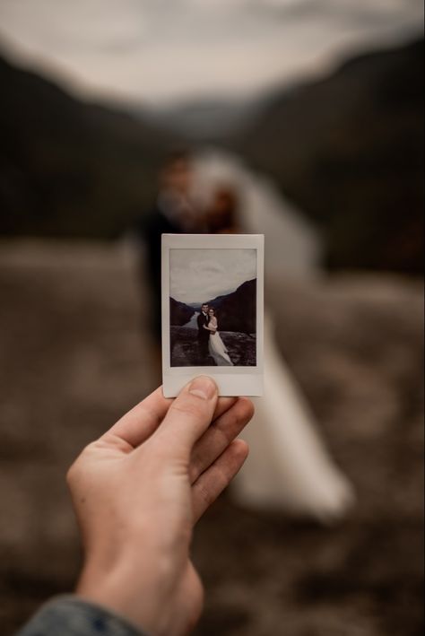 Creative wedding photo with a Polaroid instant camera, holding up a Polaroid photo, wedding Polaroid Wedding Photo Polaroid, Polaroid Photography Aesthetic, Engagement Photos Polaroid, Wedding Poloroid Pictures, Polaroid Ideas Poses Couple, Polaroid Wedding Photos, Polaroid Couple Pictures, Couples Photoshoot Polaroid, Polaroid Pictures Wedding