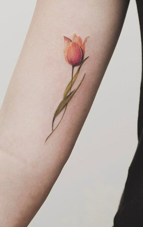 Watercolor Tulip Pink Floral Flower Bicep Arm Tattoo Ideas for Women - Ideas de tatuaje de flores para mujeres - www.MyBodiArt.com Arm Tattoo Ideas For Women, Water Lily Tattoos, Arm Tattoo Ideas, Tulip Tattoo, Watercolor Tattoo Flower, Small Flower Tattoos, Bff Tattoos, Delicate Tattoo, Small Arm Tattoos