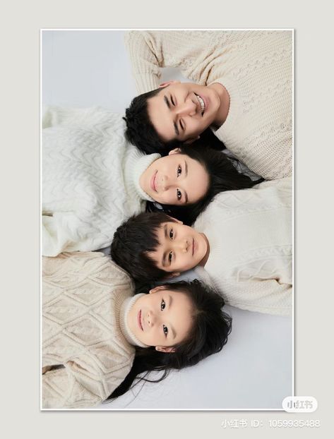 Korean Family Photo, Family Photography Poses For 4 Studio, Family Potrait Pose Studio, Chinese Family Photography, Family Potrait Aesthetic, Chinese Family Portrait, Fam Photoshoot Ideas, Birthday Family Photoshoot Ideas, Family Of 4 Photoshoot Ideas