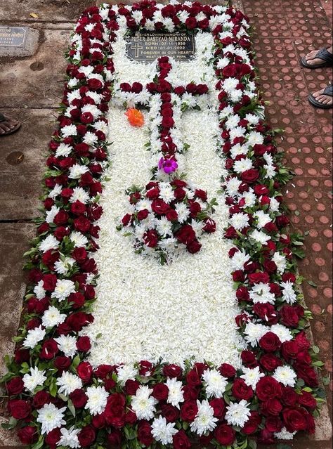 Flower Decoration For Grave, Graveyard Ideas Cemetery, Decorate Grave Site Ideas Birthday, Tomb Decoration With Flowers, Gravesite Birthday Decorations, Flower Arrangements For Graves Cemetery, Simple Grave Design Ideas, Cemetery Birthday Ideas, Diy Cemetary Decorations