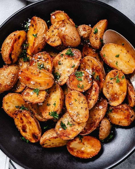 Crispy Oven Roasted Baby Gold Potatoes Roasted Gold Potatoes, Golden Potato Recipes, Crispy Potatoes In Oven, Baby Gold Potatoes, Gold Potato Recipes, Side Dishes For Fish, Best Roast Potatoes, Roasted Baby Potatoes, Potatoes In Oven