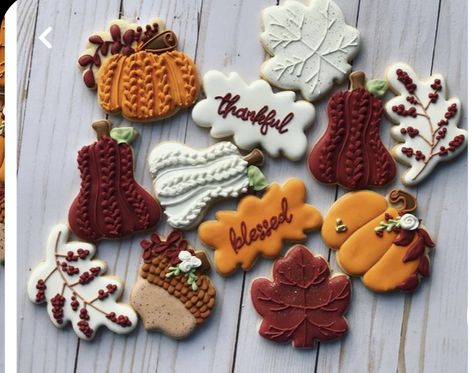 Royal Icing Fall Leaves, Thanks Giving Royal Icing Cookies, Fall Theme Cookies, Fall Cookies Decorated With Royal Icing, Thanksgiving Sugar Cookies Royal Icing, Fall Cookies Decorated, Fall Sugar Cookies, Thanksgiving Cookies Decorated, Cookies Thanksgiving