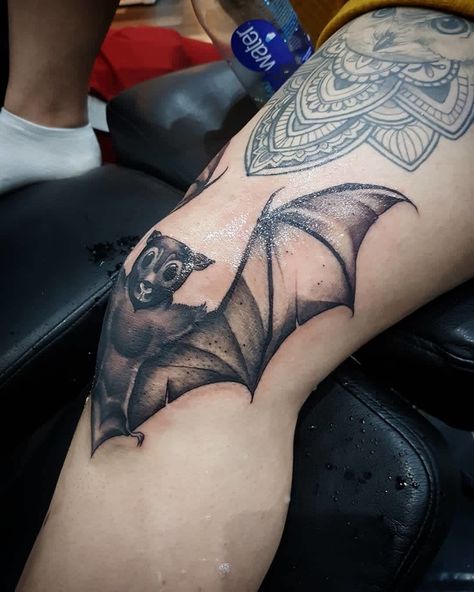 BAT KNEE TATTOO Bat Knee Tattoo, Knee Cap Tattoo, Cap Tattoo, Knee Tattoos, Butterflies Tattoo, Horror Tattoos, Tattoo Skull, Knee Cap, Bat Tattoo