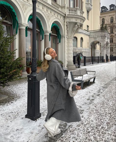 Snow Dresses Winter, Krakow Outfit Winter, Paris Aesthetic Christmas, Nyc Christmas Aesthetic Outfits, Vienna Winter Outfit, London Christmas Outfit, Europe Outfits Winter, Snow Outfits Aesthetic, Paris Aesthetic Winter