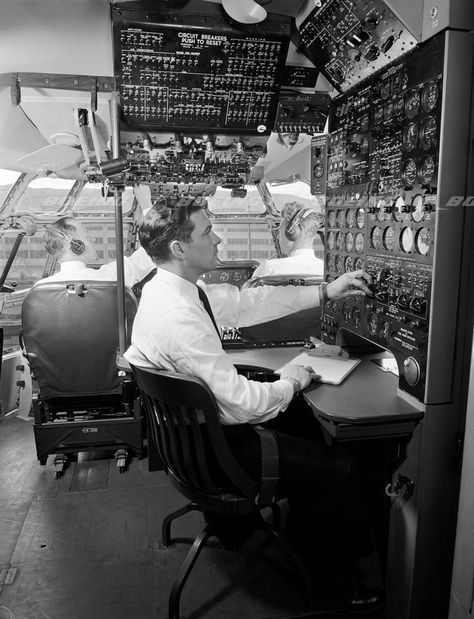 Aircraft Images, Boeing 747 400, Cargo Aircraft, Vintage Airline, Boeing Aircraft, Boeing 767, Aircraft Interiors, Control Room, Vintage Airlines