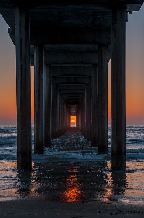 Scripps Pier in La Jolla, CA.  They say the sun only lines up like this twice per year, but I think they keep moving the pier so tourists can keep taking photos... 2023 Word, Excited Pictures, La Jolla California, Element Design, Photoshop Tips, Trik Fotografi, Autumn Beauty, Beautiful Sights, Jolie Photo