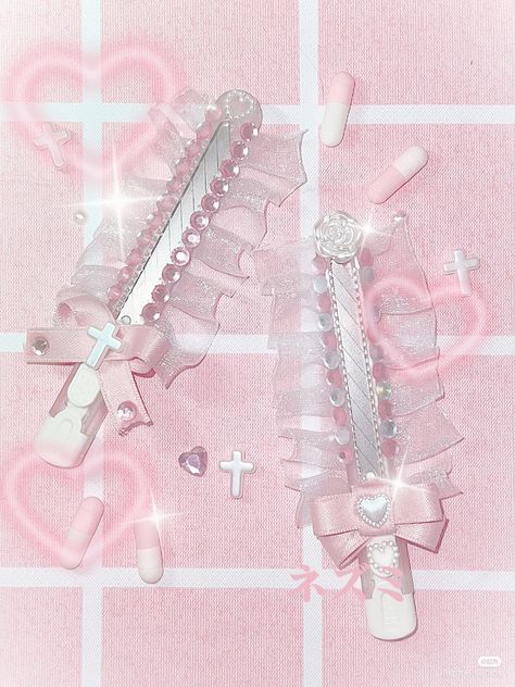 Kawaii Pink Wallpaper, Kawaii Knife, Yami Kawaii Aesthetic, Yumi Kawaii, Creepy Cute Fashion, Pink Wallpaper Girly, Pretty Knives, Jirai Kei, Fantasy Props