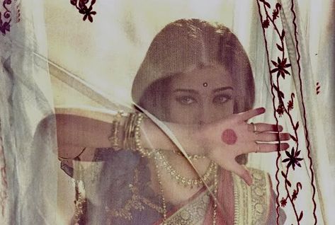 Aishwarya Rai Pictures, Vintage Bollywood Aesthetic, Bengali Culture, South Asian Aesthetic, Desi Love, Vintage Bollywood, Indian Aesthetic, Aishwarya Rai, Brown Girl