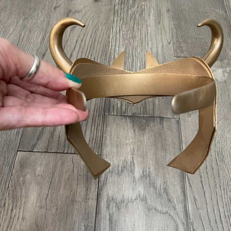 Free Loki Helmet Template and Tutorial – Geek Mamas Loki Headpiece Diy, Easy Loki Costume, Loki Crown Diy, Loki Woman Costume, Loki Diy Costume, Diy Loki Horns, Diy Marvel Costumes For Women, Thor And Loki Costumes Female, Loki Costume Female Diy