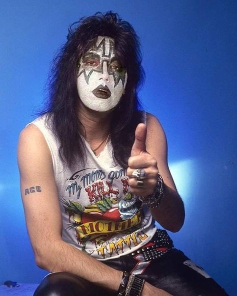 Ace Frehley Makeup, Ace Frehley Guitar, Tiktok Theme, 80s Musicians, Kiss Tattoos, Eric Carr, Kiss Pictures, Ace Frehley, Hot Band