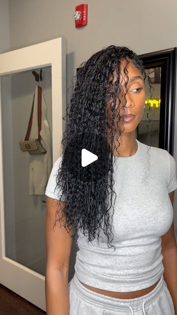 Oakbrook IL📍 on Instagram: "So Beautiful 😍 -January 🗓️ open Nov,30th at 10am -Book under gypsy mid-back #chicagobraider #knotless #bohobraids #gypsystyle #chicago #protectivestyles" Long Boho Knotless Braids Medium, Knowles’s Boho Braids, Boho Knotless Braids Mid Back Length, Boho Braids Mid Back, Side Braids With Knotless In The Back, Boho Braids Medium Length Hair, Midback Boho Knotless Braids, Mid Back Boho Knotless Braids, Boho Knotless Braids Medium Length