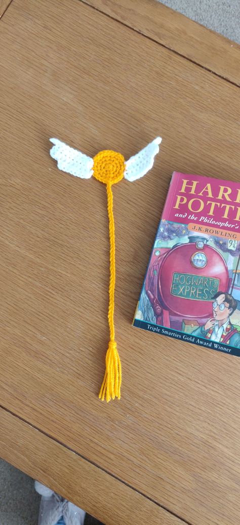 Crochet bookmark for all Harry potter lovers! The golden snitch design fits great within any standard sized book. Cool Harry Potter Crafts, Harry Potter Crochet Gifts, Diy Harry Potter Crochet, Crochet Harry Potter Pattern, Crochet Gifts Harry Potter, Crochet Projects Harry Potter, Book Markers Crochet, Crochet Ideas For Book Lovers, Easy Harry Potter Crochet