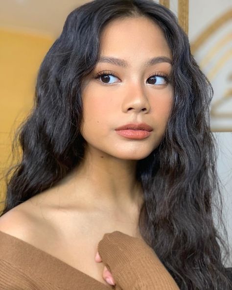 Ylona Garcia Filipino Makeup, Tan Skin Makeup, Ylona Garcia, Invincible Summer, Filipino Girl, Beauty Goals, Trust Issues, Tan Skin, Girls Makeup