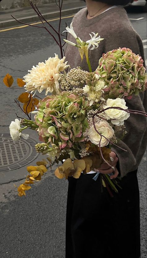 Tuscan Wedding Palette, Flower Shop Asethic, Autumnal Wedding Bouquet, Unique Flower Arrangements Creative Floral Design, Autumn Flowers Aesthetic, Flower Arrangements Aesthetic, Flower Arrangement Aesthetic, Fall Flowers Aesthetic, Florist Aesthetic