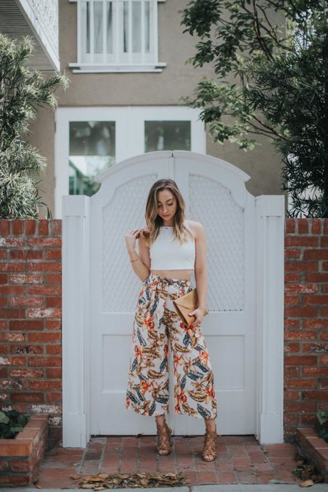 Tropical print culottes pants with white crop top Cullotes Outfit Casual, Professional Summer Work Outfits, Summer Work Outfits Curvy, Summer Work Outfits Plus Size, Culotte Outfit, Summer Work Outfits Office, Tropical Outfits, How To Wear Culottes, Culottes Outfit