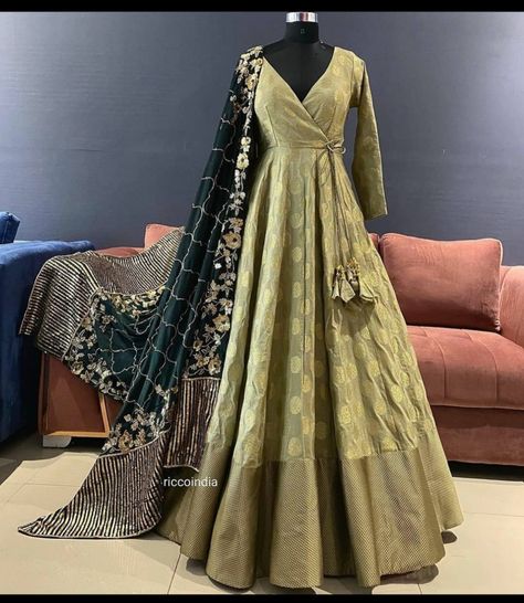 Designer Anarkali Dresses, Long Gown Design, Lehenga Designs Simple, Anarkali Dress Pattern, Traditional Indian Dress, Long Dress Design, Salwar Kamiz, Indian Dresses Traditional, Red Lehenga