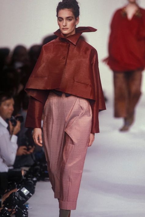 Romeo Gigli | Tim Blanks’ Top Fashion Shows of All-Time | Look 68 Romeo Gigli, Model Runway, 20th Century Fashion, History Of Fashion, Dress Well, Cyberpunk Art, Simple Image, It's Fall, Fashion Shows