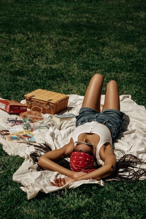 Picnic For One Aesthetic, Outside Summer Photoshoot, Aesthetic Picnic Photos, Spring Summer Photoshoot, Photoshoot Ideas For Clothes, Photoshoot Ideas Outside Summer, Photoshoot Garden Ideas, July Photoshoot Ideas, Picnic Instagram Pictures