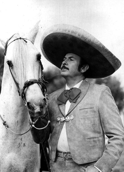 Antonio Aguilar, this photo brings tears to my eyes. El ultimo caballero y singer,amor Antonio Aguilar, Mexican History, Mexican People, Mexican Heritage, Mexico Culture, 120 Film, Mexican Culture, Film Producer, Vintage Mexican