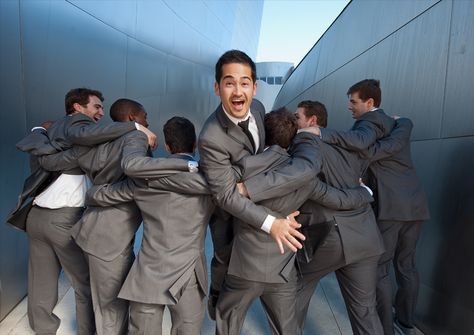 Groomsmen Wedding Photos, Creative Couples Photography, Groomsmen Poses, Groomsmen Party, Grooms Men, Groom Photoshoot, Best Man Wedding, Groom Photography, Groomsmen Photos