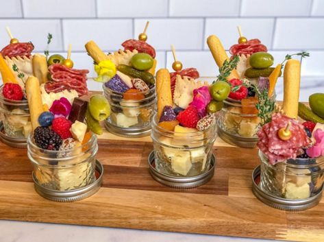 Individual Appetizers, New Food Trends, Fancy Dinner Party, Mini Mason Jars, Charcuterie Inspiration, Charcuterie Recipes, Catering Food, Cheese Spread, Halloween Snacks