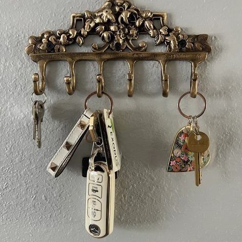 "Adding a touch of Victorian elegance to your space with this brass Victorian hook 🏡✨ #VictorianDecor #BrassBeauty #HomeInspiration #InteriorStyling #TrendyHome #DecorGoals #VintageCharm #InteriorDesign #HomeRenovation #DecorInspo" Antique Key Holder, Vintage Key Holder, Key Holder Aesthetic, Wall Hooks Ideas, Boho Key Holder, Key Hooks Entryway, 1920s Apartment, Victorian Key, Entryway Coat Hooks