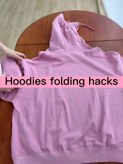 video Instagram de hijabi_5/🦋Fashionstyle 🦋outfits 🦋 beauty🦋Inspiration • Feb 11, 2023 at 1:27 AM Hoodie Folding Hacks, Hoodie Folding, Folding Hacks, Diy Clothes Hacks, Packing Hacks Clothes, Shirt Folding, Packing Clothes, How To Fold Towels, Clothes Organization Diy