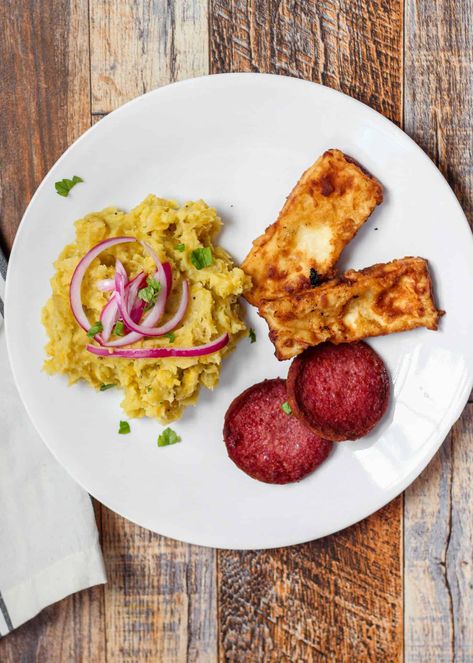 Mangu - A Seasoned Greeting - Easy Dominican Breakfast Essen, Dominican Breakfast Ideas, Pickeled Red Onions, Dominican Food Recipes, Mangu Recipe, Carnaval Dominicano, Dominican Breakfast, Dominican Republic Food, Dominican Recipes