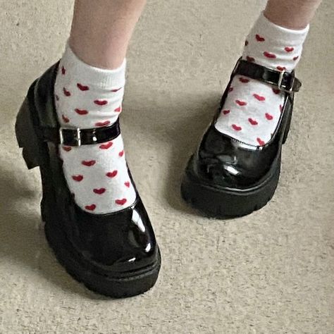 Dr Shoes, Kleidung Diy, Rory Gilmore, Shoe Inspo, Aesthetic Shoes, Swag Shoes, Red Hearts, Mode Inspo, Mode Streetwear