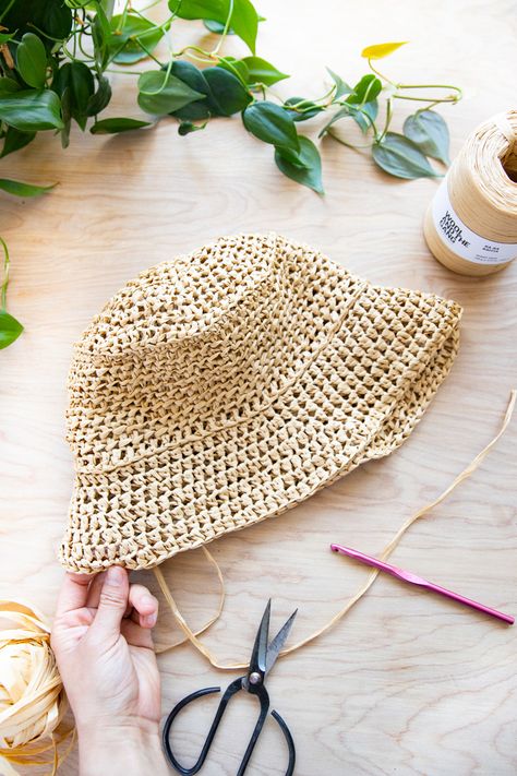 Raffia Crochet Bucket Hat – Free Pattern! Crocheted Bucket Hat Pattern, Bucket Hat Knitting Pattern, Crochet Straw Hat, Bucket Crochet Hat, Crochet Beach Hat, Crochet Hat Summer, Crochet Straw Bucket Hat, Summer Crochet Bucket Hat, Crochet Raffia Hat