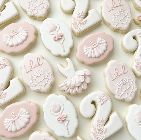 Ballet Cookies Royal Icing, Tutu Cute 2nd Birthday Party Cookies, Tutu Cookies Decorated, Ballerina Decorated Cookies, Ballerina Cookies Decorated, Tutu Cookies, Dance Cookies, Ballet Cookies, Daisy Cookies