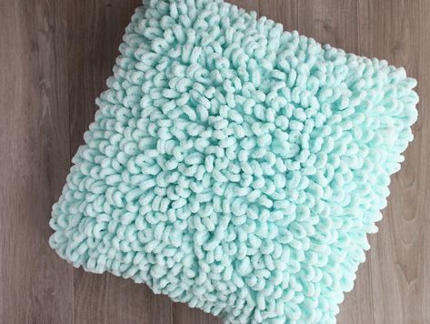 Make a gorgeous loop texture throw pillow (it's easy!!) Loop Pillow, Loopy Yarn, Finger Knitting Projects, Finger Knit, Diy Knit Blanket, Diy Throw Pillows, Easy Yarn Crafts, Diy Tricot, Cable Knit Blankets