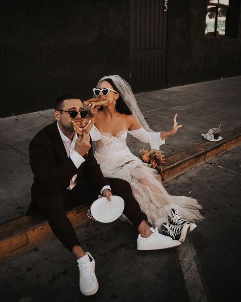 Cool Pre Wedding Photoshoot, Pre Wedding Photoshoot Street, Wedding Pre Photoshoot, Engagement Photos With Sunglasses, Fun Wedding Photoshoot, Casual Wedding Pictures, Non Traditional Engagement Photos Ideas, Casual Wedding Photoshoot, Civil Wedding Photos