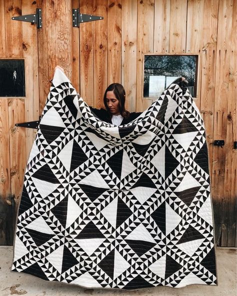 American Quilts Patterns, Black And White Quilt, Lady Of The Lake, Black And White Quilts, Two Color Quilts, Geometric Quilt, American Quilt, Triangle Quilt, Patchwork Quilting