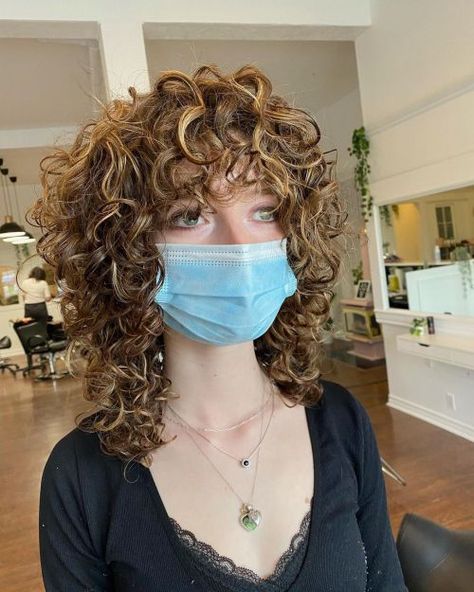 Curly Curtain Bangs, Curtain Bangs Ideas, Curtain Bangs On Curly Hair, Bangs On Curly Hair, Super Curly Hair, Perfect Curly Hair, Curly Shag, Curly Shag Haircut, Curly Fringe