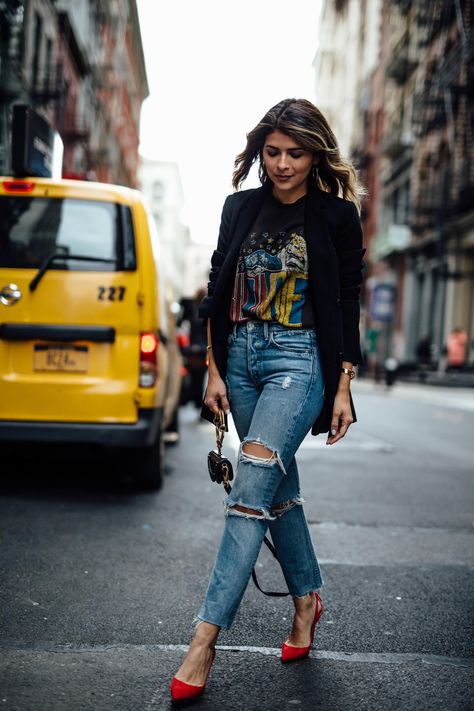 10 Graphic Tees for a Cool-Girl Look | The Girl From Panama Chique Outfit, Graphic Tee Outfits, Look Retro, Outfit Jeans, Looks Street Style, Looks Black, Outfit Trends, Tshirt Outfits, Tee Outfit