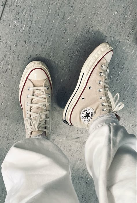 Beige Converse Aesthetic, Cream Shoes Aesthetic, Converse Cream Outfit, Cream Converse Outfit, Beige Converse Outfit, Cream Shoes Outfit, Chuck 70s Outfit, Styling Converse, Converse Beige